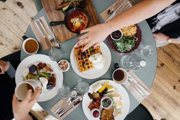 レストランでご飯を食べる