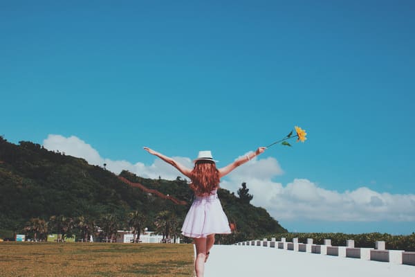 万歳する女性の写真