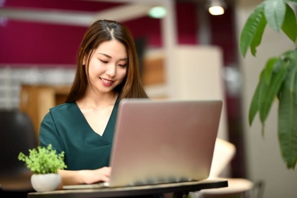 相談する女性