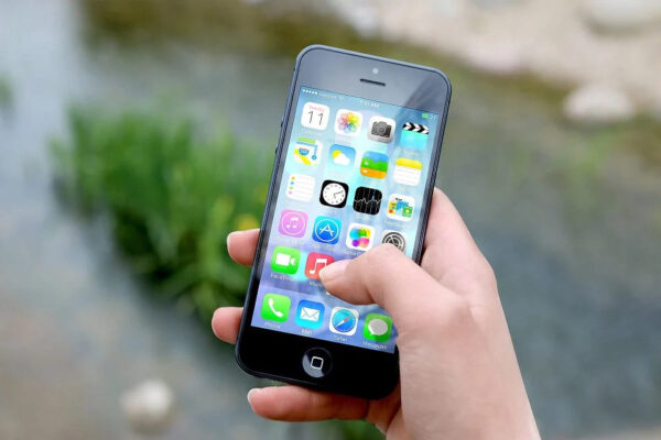iPhoneを持つ人